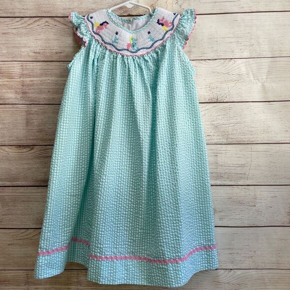TWINS! TWO MARMELLATA SMOCKED SEERSUCKER DRESSES WITH EMBROIDERED SEAHORSES - Picture 3 of 11